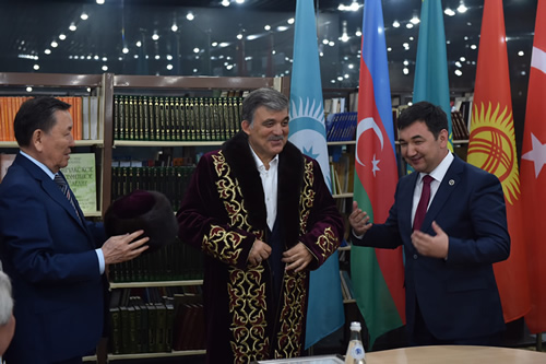 11. Cumhurbaşkanı Abdullah Gül, Astana'da bulunan Türk Akademisi'ni Ziyaret Etti